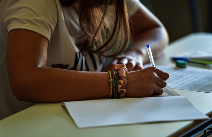 Υποψήφια των Πανελληνίων γράφει στο τετράδιο απαντήσεων
