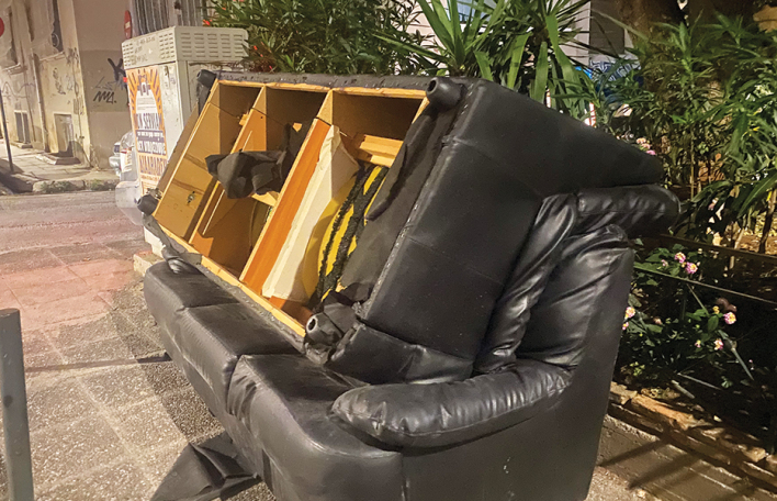 Η συγγραφέας Λένα Διβάνη γράφει για τα ογκώδη απορρίμματα στα πεζοδρόμια της Κυψέλης