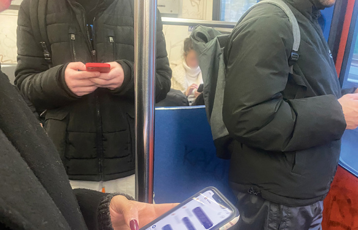 Σε βλέπω στο μετρό αλλά δεν με βλέπεις εσύ!