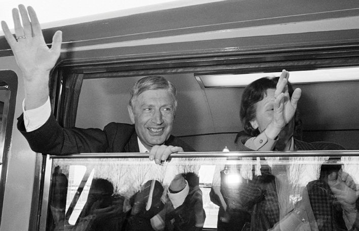 Ο πρώην πρωθυπουργός της Ολλανδίας Dries van Agt και μαζί με τη σύζυγό του