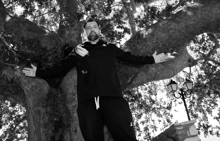 Anser: Συνέντευξη με τον ράπερ από τη Σπάρτη για τα νέα τραγούδια του, τη μουσική και τη ζωή του.