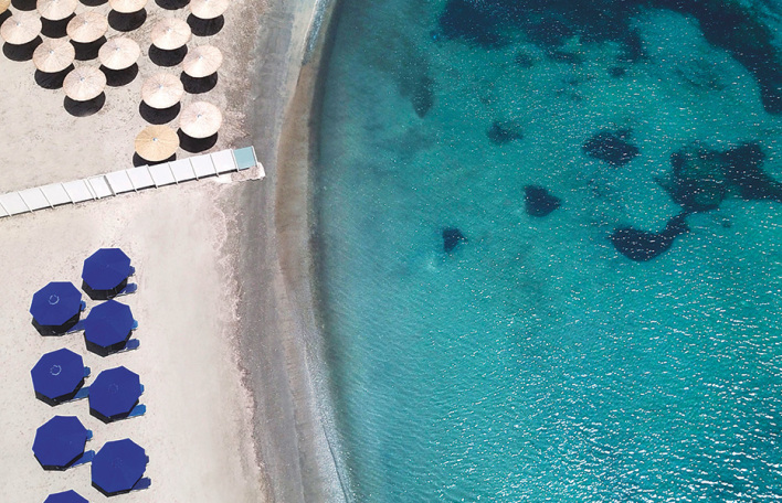 Ακριβή μου ξαπλώστρα: Ο τιμοκατάλογος στις 8 πιο γνωστές οργανωμένες παραλίες της Αττικής