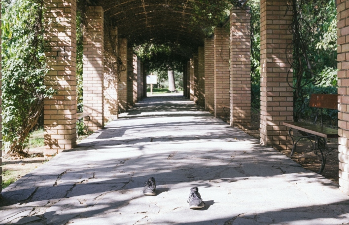 Γιώργος Ζώης: Ο σκηνοθέτης του «Αρκάντια» παρουσιάζει και γράφει στην ATHENS VOICE για το φωτογραφικό project με τα αδέσποτα παπούτσια στην Αθήνα.