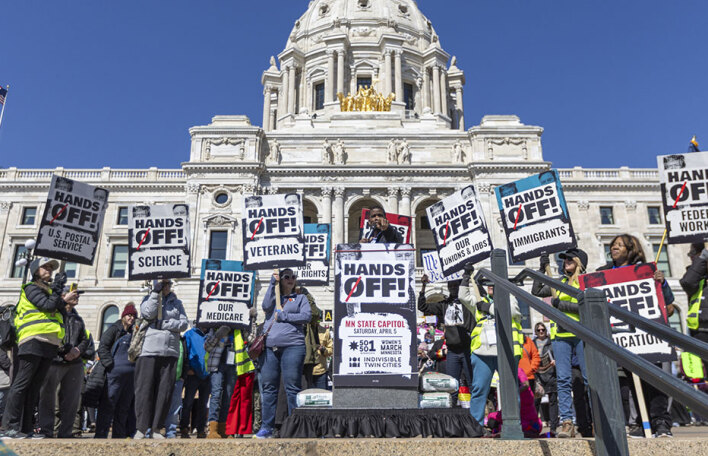 Hands Off: Το κίνημα που υψώνει τείχος αντίστασης στον Ντόναλντ Τραμπ