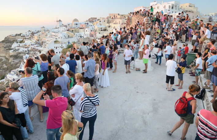 Η τουριστικοποίηση σαρώνει πόλεις και νησιά, εκτοπίζοντας κατοίκους