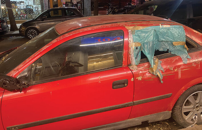 Σε βλέπω στην αμαξάρα σου