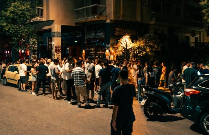 Τα μπαρ της Αθήνας που γεμίζουν με κόσμο τους δρόμους - Από την οδό Ασκληπιού στα Εξάρχεια, στο Παγκράτι και στην Ηλιούπολη