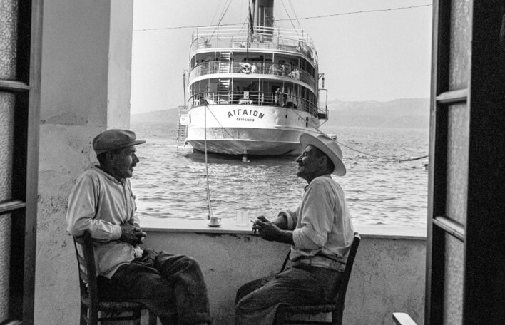 Το «Αιγαίον» αγκυροβολημένο στον Γιαλό της Σαντορίνης το 1954, τότε το νησί είχε περίπου 12.000 κατοίκους