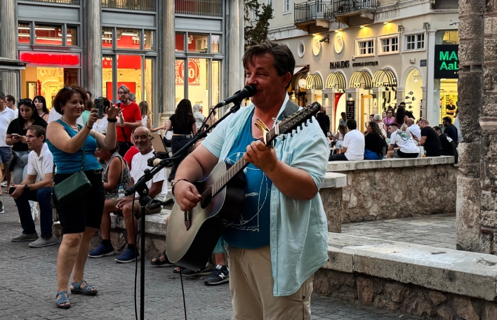 Οι μουσικοί του δρόμου που φτιάχνουν το soundtrack της Αθήνας