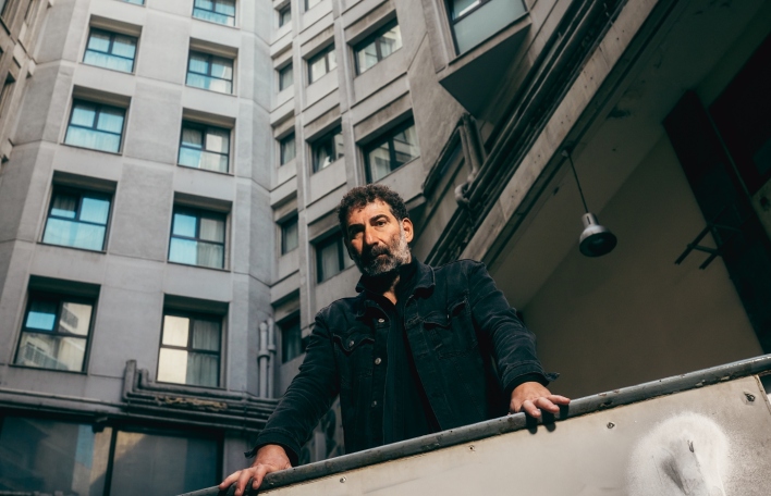 Γιάννης Οικονομίδης: Ο σκηνοθέτης και σεναριογράφος μιλάει στην Athens Voice για τη νέα του ταινία Σπασμένη Φλέβα