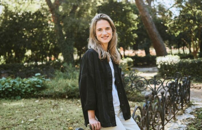 Σίλια Χάρισον: Από το Λονδίνο σε όλο τον κόσμο και από εκεί στην Αθήνα