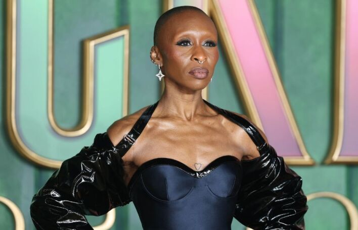 Η Σίνθια Ερίβο γράφει ιστορία στις Χρυσές Σφαίρες με το «Wicked» - Γίνεται η πρώτη μαύρη ηθοποιός με διαδοχική υποψηφιότητα στην κατηγορία μιούζικαλ/κωμωδίας.