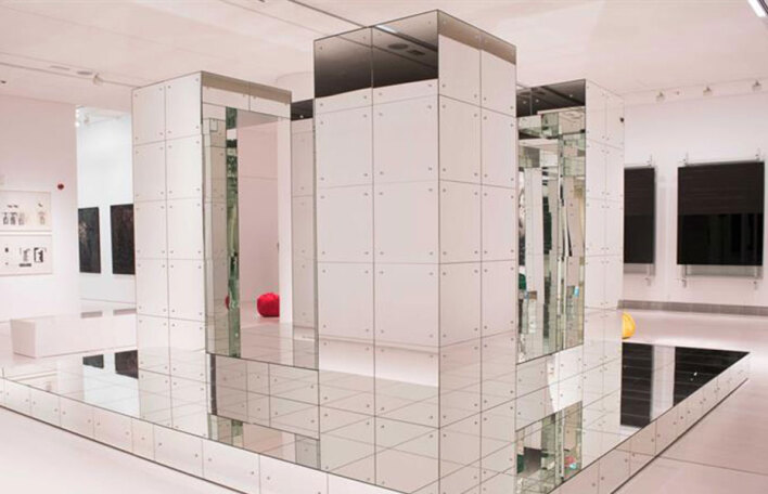 Λουκάς Σαμαράς, «Mirrored (Hebraic) Embrace», 1991-2005. Ξύλο, καθρέφτης, σίδερο. © ΕΜΣΤ | Δωρεά του καλλιτέχνη με χρηματοδότηση της παραγωγής του υλικού φορέα από το Ίδρυμα Ιωάννου Φ. Κωστοπούλου