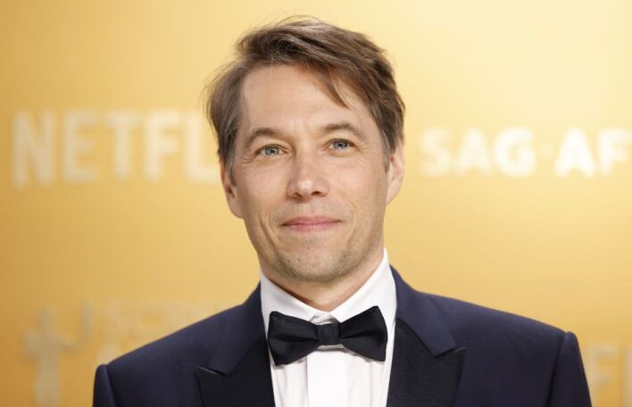 Ο σκηνοθέτης Σον Μπέικερ τονίζει ότι οι δημιουργοί πρέπει να υπερασπιστούν τις κινηματογραφικές αίθουσες μετά τη συμφωνία Netflix-Warner 