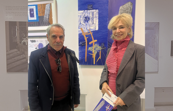 Ο Κυριάκος Μορταράκος με την Κατερίνα Κοσκινά στην Πινακοθήκη Δήμου Αθηναίων, στην αναδρομική έκθεσή του με τίτλο «Αναδρομή».