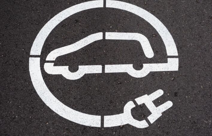 Σήμα ηλεκτροκίνητου αυτοκινήτου σε πάρκινγκ