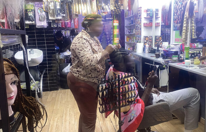 Σε βλέπω να πλέκεις κοτσιδάκια