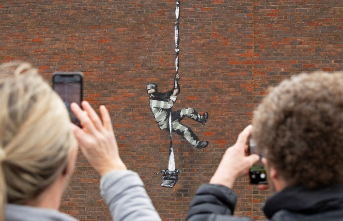 Το Reuters ξετύλιξε το κουβάρι: Από τα ερείπια της Ουκρανίας ως τα αστυνομικά αρχεία της Νέας Υόρκης, ο Banksy αποκτά όνομα - Τι σημαίνει η αποκαθήλωσή του;