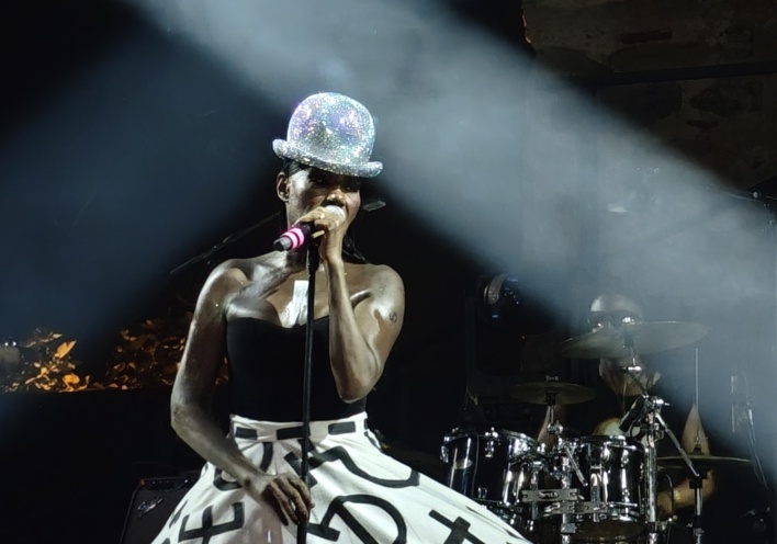 Η Grace Jones στον Λόφο της Σάνης