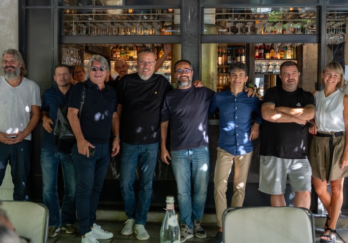 Η παρέα του Local