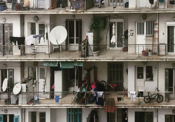 Ακάλυπτος πολυκατοικίας στο Θησείο