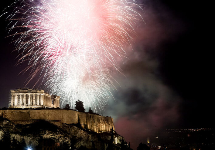 Πρωτοχρονιά 2023 και πυροτεχνήματα στον νυχτερινό ουρανό με φόντο την Ακρόπολη