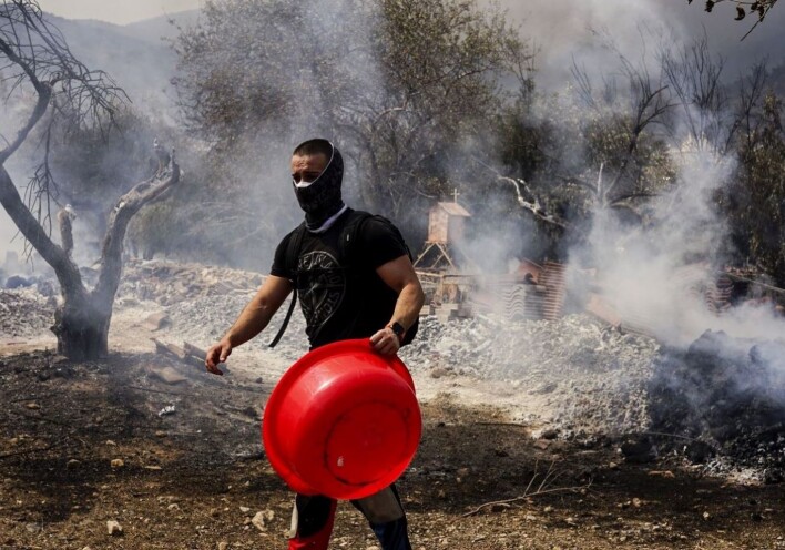Άνιση μάχη με τις φλόγες στο Μενίδι ©Giannis Boziaris / SOOC