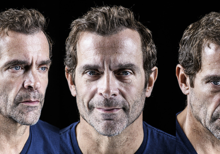 Συνέντευξη με τον Κωνσταντίνο Μαρκουλάκη για την παράσταση The Humans, που σκηνοθετεί, στο θέατρο Μουσούρη