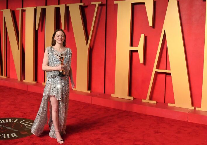 H Έμμα Στόουν με το χρυσό αγαλματάκι στο Vanity Fair Oscars Party