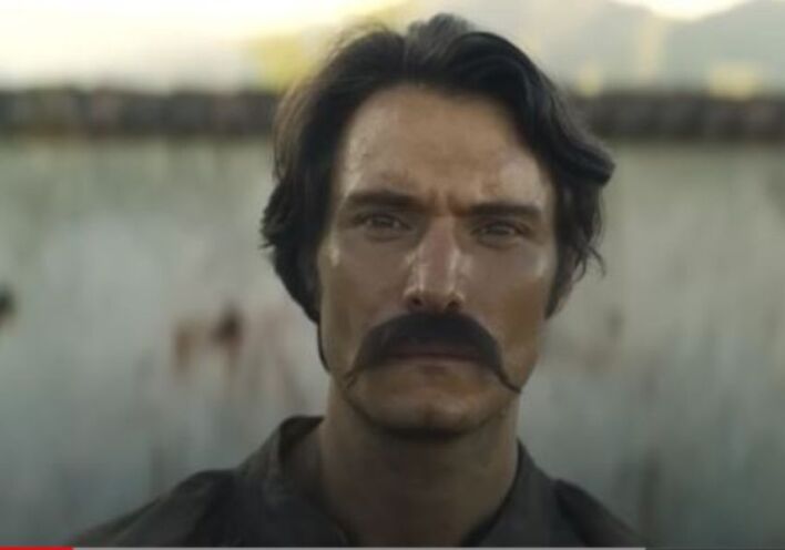 Ο Αουρελιάνο Μπουενδία κοιτάζει απαθής το εκτελεστικό απόσπασμα, στην πρώτη σκηνή της σειράς