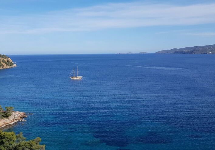 Απέραντο γαλάζιο στον κόλπο του Ασκελιού στον Πόρο