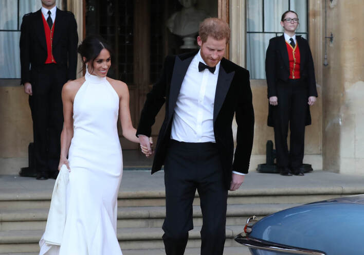 Η Mέγκαν Μάρκλ και ο πρίγκιπας Χάρυ αφήνουν το κάστρο του Winsdor και κατευθύνονται για τη γαμήλια δεξίωση