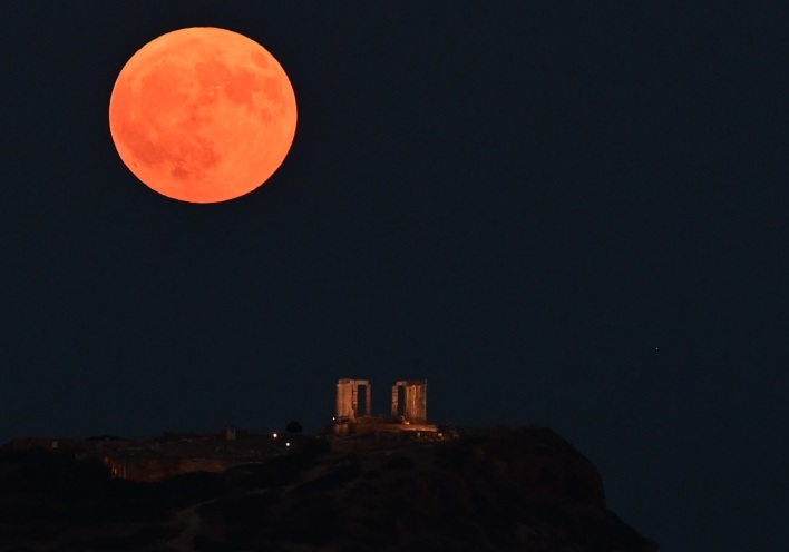 Μάγεψε η πανσέληνος του Αυγούστου: Το φεγγάρι του Οξύρρυγχου φώτισε τον ουρανό
