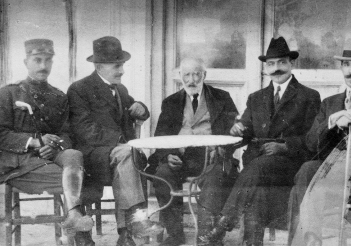 Ο Χαράλαμπος Σειραδάκης (με στολή) με τον Γ. Αλαβάνο, Πρόεδρο της Βουλής, τον γνωστό γλύπτη Γιαννούλη Χαλεπά, τον Φ. Ζαΐμη Νομάρχη Κυκλάδων, και τον Τ. Αλαβάνο, Δήμαρχο Κυκλάδων.Νήσος Τήνος, Μάρτιος 1917 (Αρχείο Χ. Σειραδάκη).