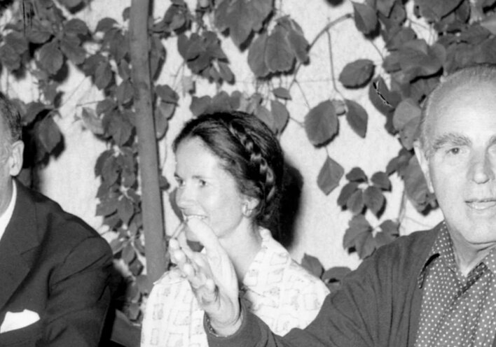 1975, Ο Ζισκάρ ντ'Εστέν με τον Κωνσταντίνο Καραμανλή στην ταβέρνα του Ξυνού