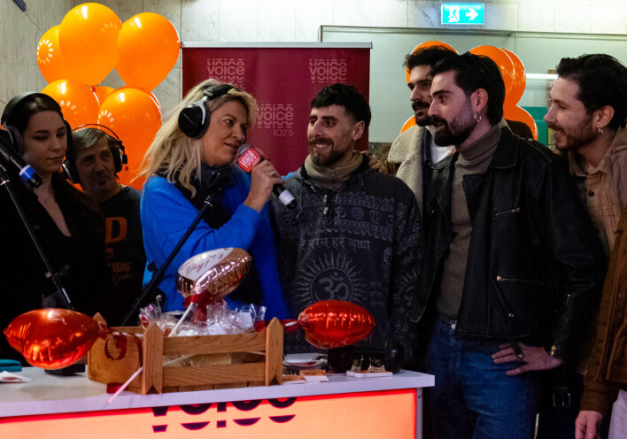 Ο VOICE 102.5 εξέπεμψε LIVE μαζί με τους Majovoli από το Μετρό στο Σύνταγμα