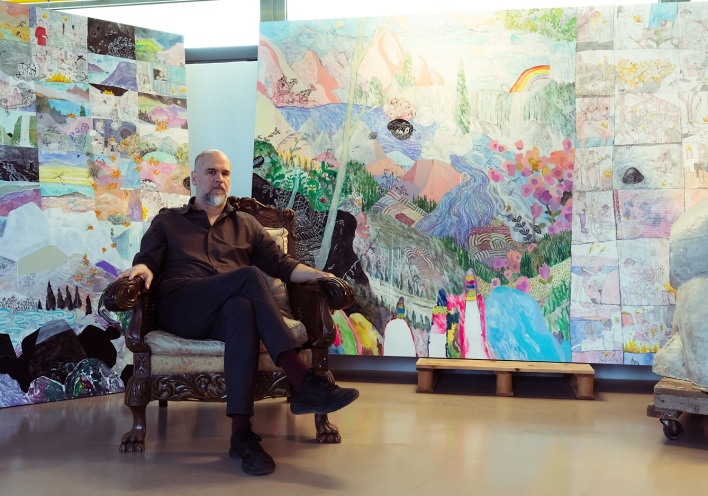 Ο Στέφανος Ρόκος στο εργαστήριό του λίγο πριν την έκθεση 50.000.000 τόνοι τοπίων στην Γκαλερί Ζουμπουλάκη