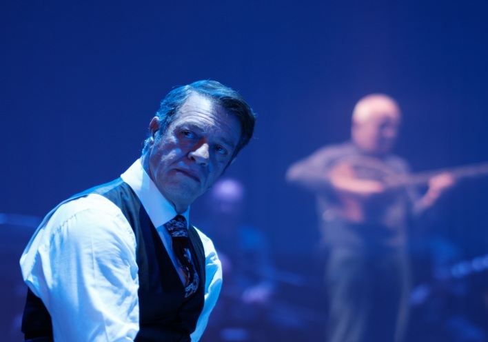 Ο Γιάννης Τσορτέκης υποδύεται τον Στράτο Διονυσίου στο «Τα πήρες όλα κι έφυγες»