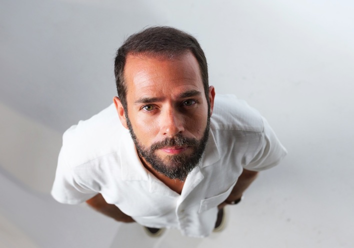 Ο Δημήτρης Αγιοπετρίτης Μπογδάνος σκηνοθετεί την παράσταση «Άνθρωπος-ελέφαντας»- έτσι τον είπαν