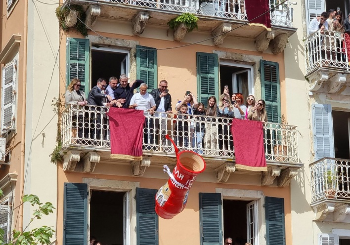 Το έθιμο των Μπότηδων το Μεγάλο Σάββατο στην Κέρκυρα