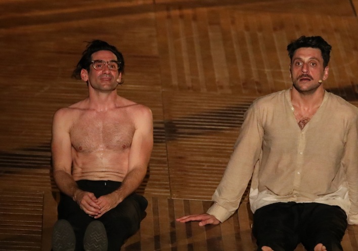 Οδυσσέας Παπασπηλιόπουλος και Γιώργος Χρυσοστόμου στους Όρνιθες σε σκηνοθεσία Άρη Μπινιάρη