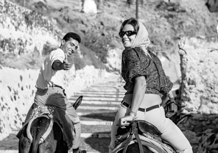 Στη «Σκάλα» από το λιμάνι προς τα Φηρά. Όλοι ήξεραν τι τραβάγανε τα γαϊδούρια και τα μουλάρια στη Σαντορίνη, κι αλλού οι μουλαράδες τα φοβέριζαν: «Άμα δε στρώσεις, θα σε στείλω στη Σαντορίνη»