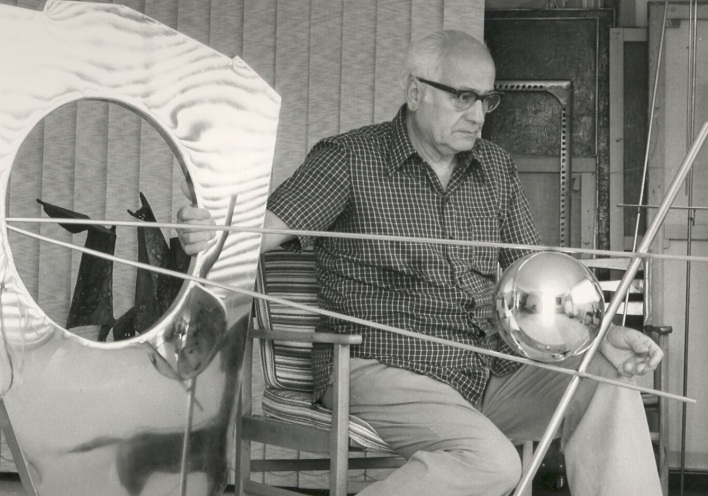 O Γιώργος Ζογγολόπουλος και το έργο του «Γλυπτό με κενό και σφαίρα»