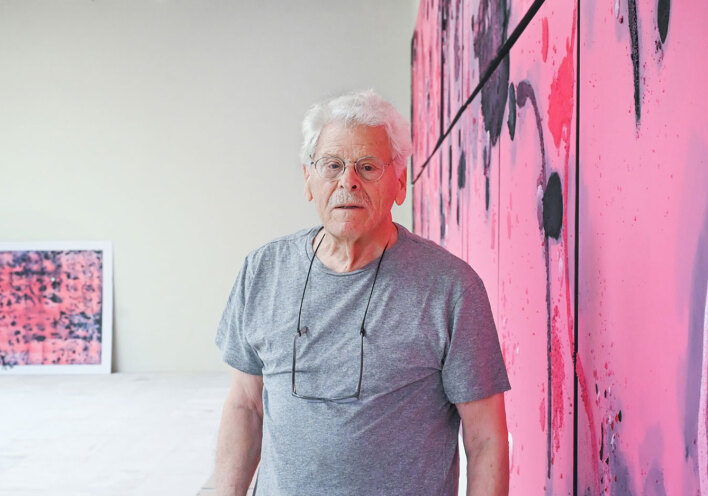 Ο Κώστας Τσόκλης, στα 95 του, δουλεύει όλο το έργο, 90 τελάρα, μόνος του στην Τήνο, εδώ και δύο χρόνια