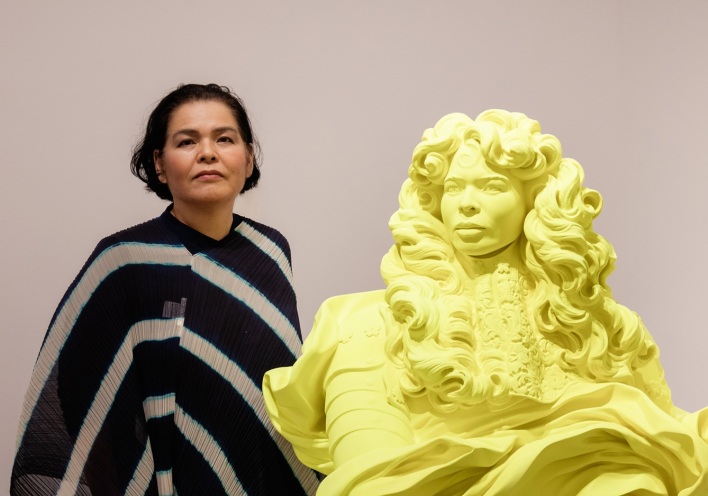 Η Κιμίκο Γιοσίντα ποζάρει δίπλα στο γλυπτό που απεικονίζει τον βασιλιά Λουδοβίκο