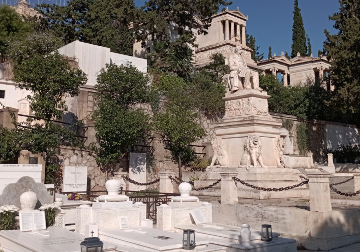 Πρώτο Νεκροταφείο Αθηνών | Κεντρική πλατεία, μνήματα των Αρχιεπισκόπων Αθηνών και πάσης Ελλάδος