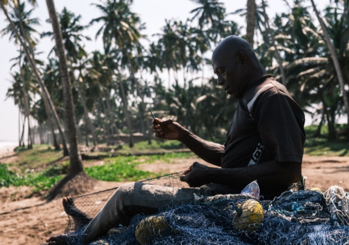 Ψαράς που φτιάχνει τα δίχτυα του στο Cape Coast