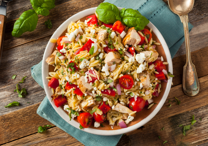 Σαλάτα με κοτόπουλο, κριθαράκι και φέτα