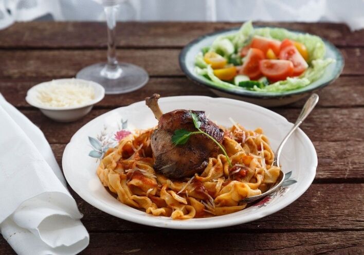 Κουνέλι κοκκινιστό με χυλοπίτες