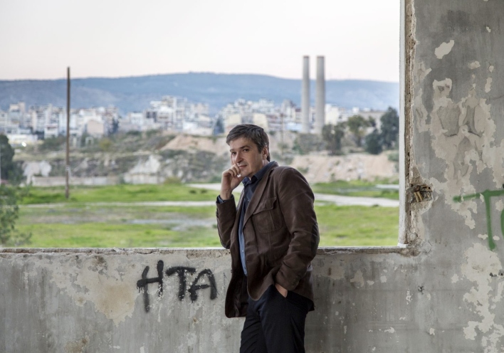 Παγκόσμια Ημέρα Ποίησης: Το ποίημα του Γιάννη Αντιόχου για τον πόλεμο στην Ουκρανία, σε ταυτόχρονη μετάφραση στη γλώσσα του εισβολέα.